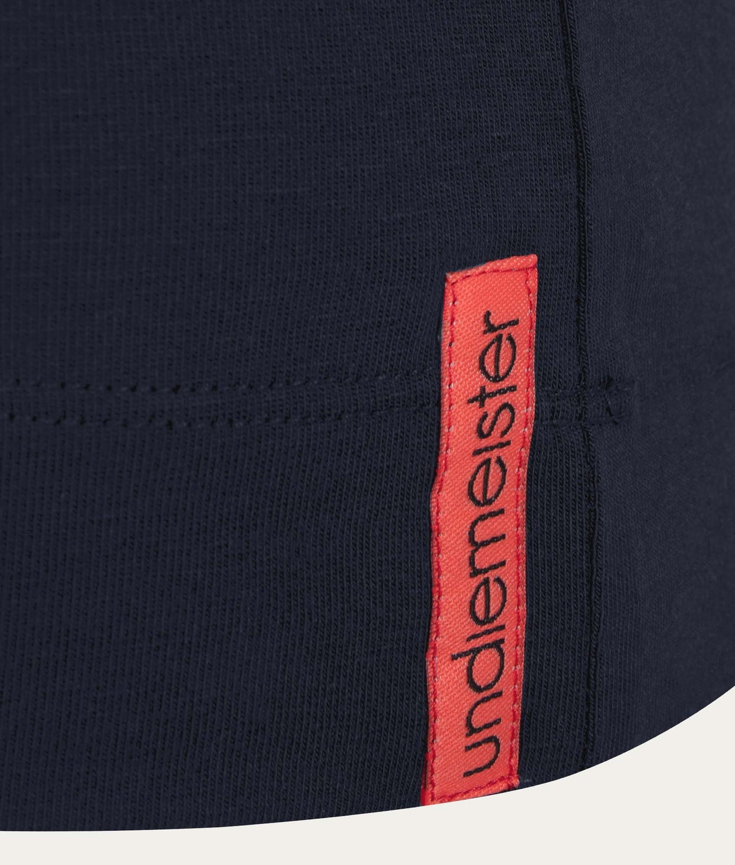 Close-up blauwe Slim Fit Tanktop met rood Undiemeister logo op de rand