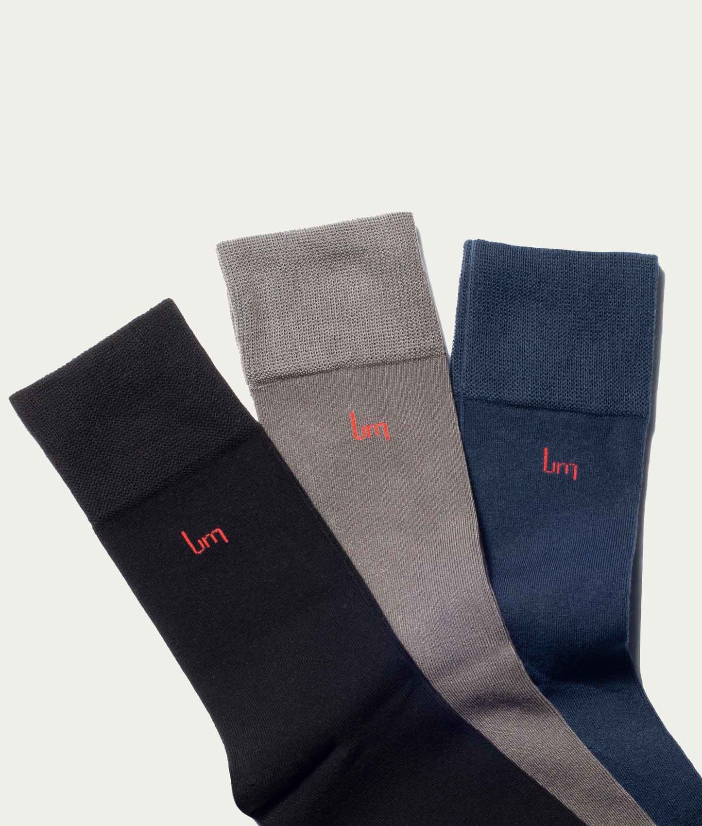 Close-up flatlay lange herensokken in de kleuren zwart, grijs en blauw