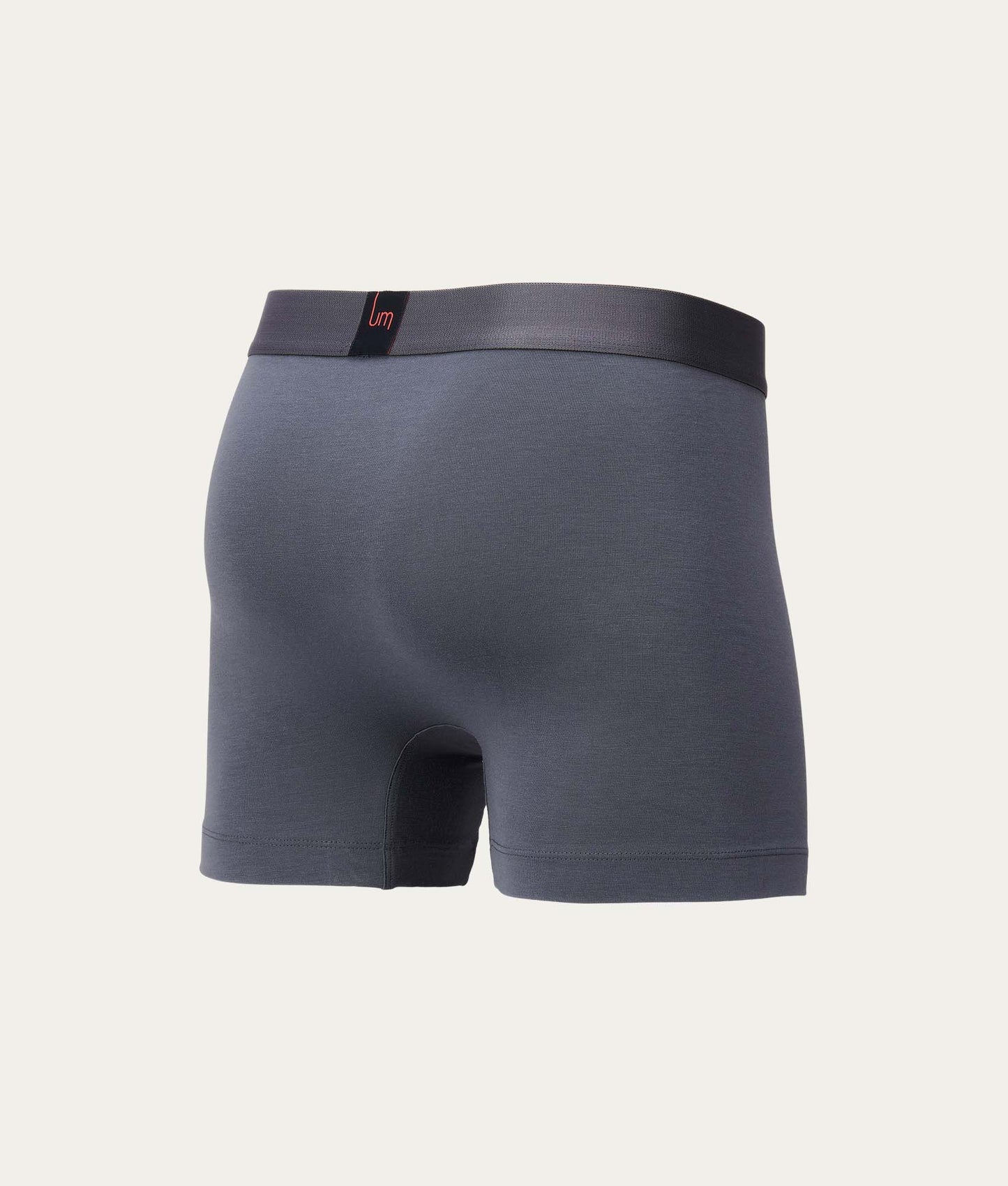 Achterkant grijze heren boxershort op lichte achtergrond