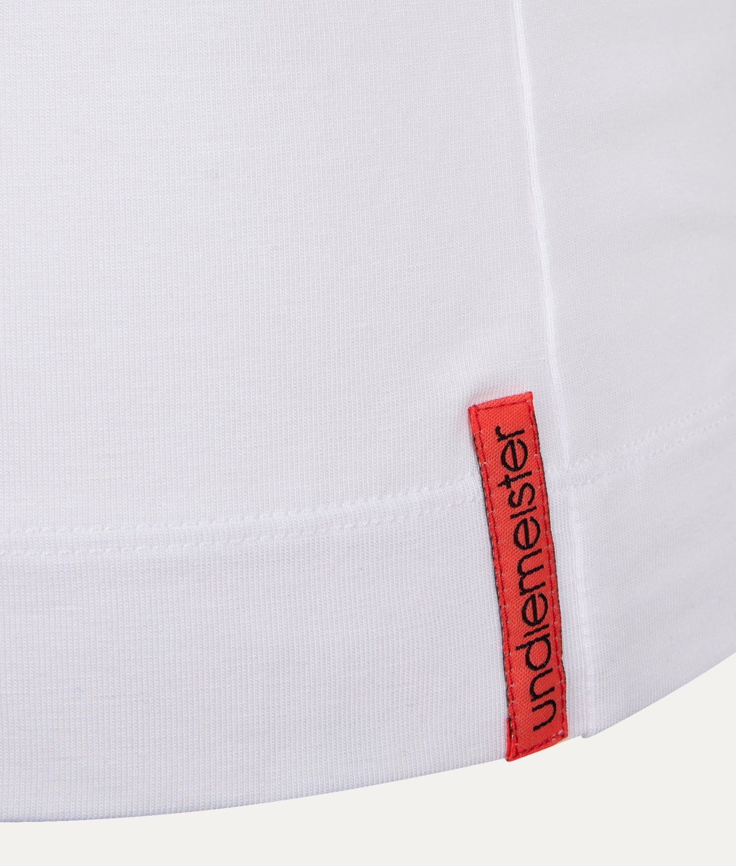 Close-up witte Slim Fit Tanktop met rood Undiemeister logo op de rand
