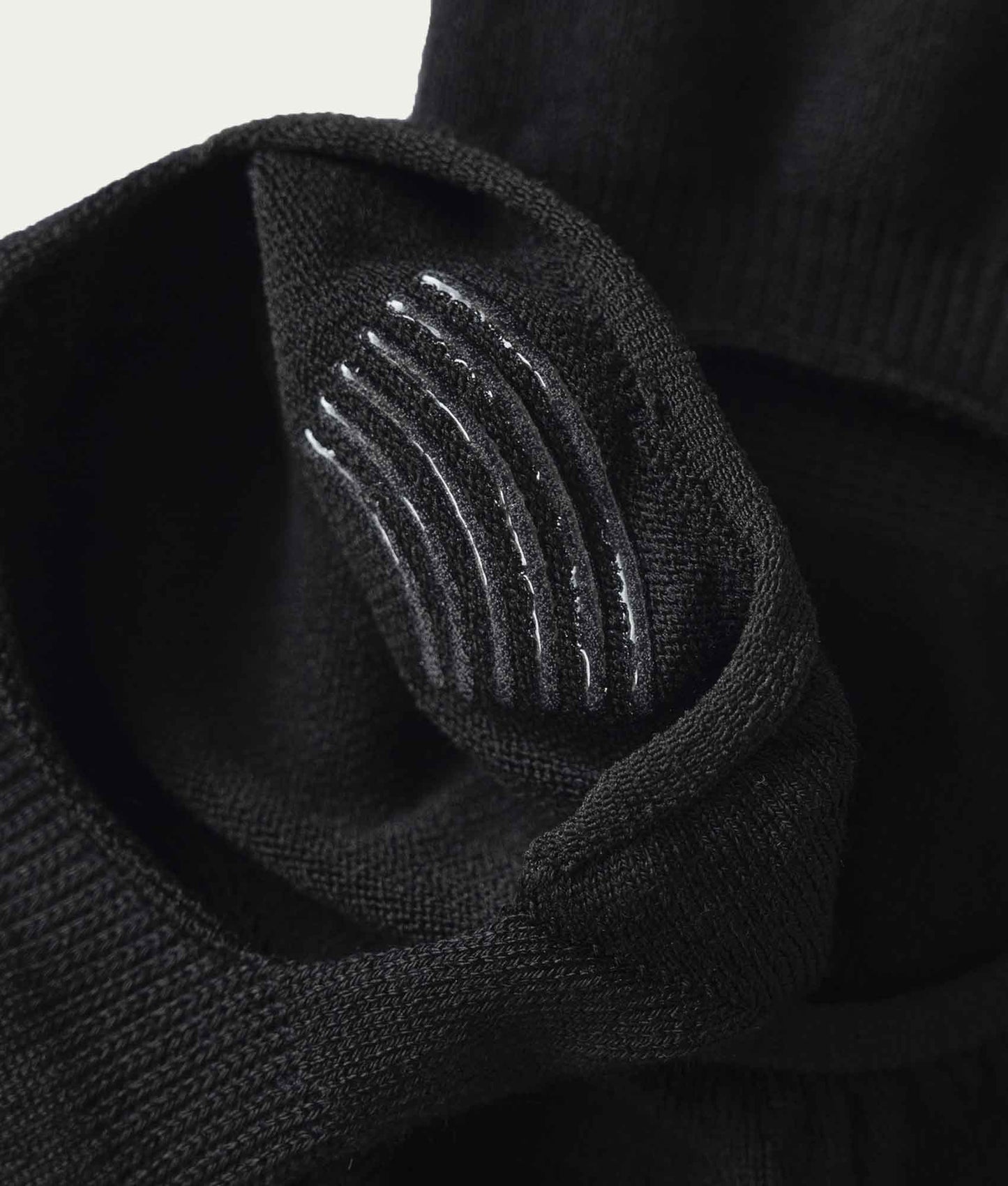 Close up van antislip in zwarte heren footies sokken