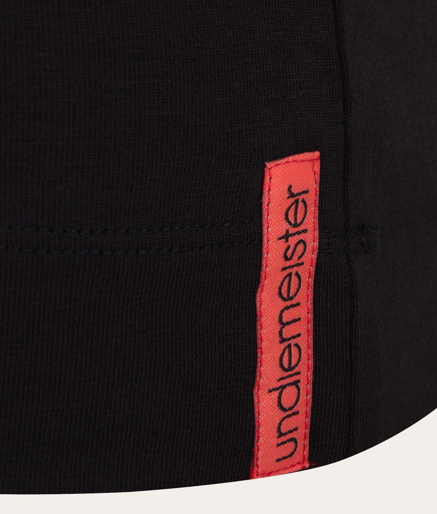 Close-up zwarte Slim Fit Tanktop met rood Undiemeister logo op de rand