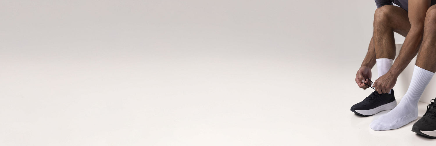 man draagt zwarte sportsokken