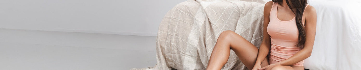 dame draagt roze onderkleding