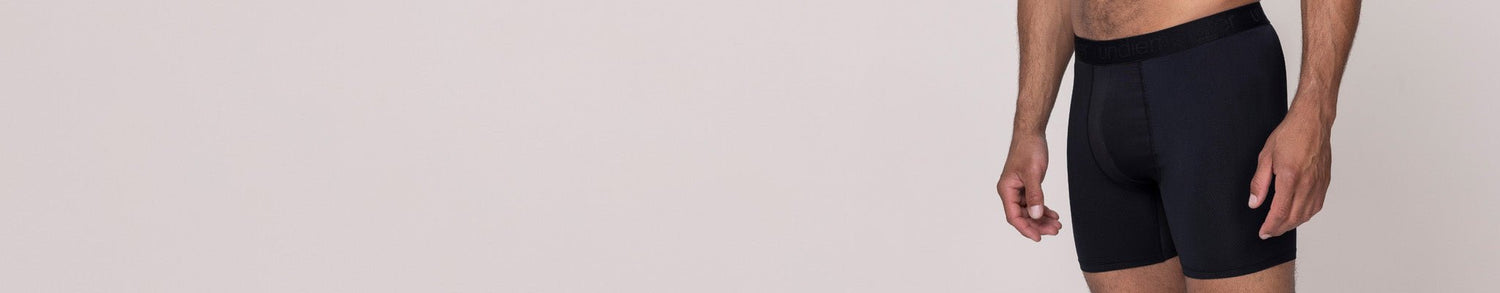 man draagt zwarte sportboxershort
