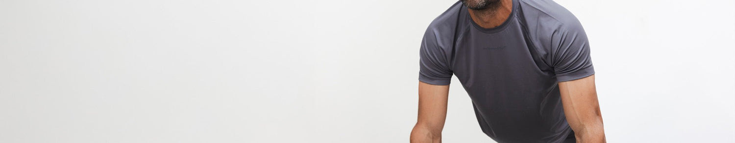 Man draagt grijs sportshirt