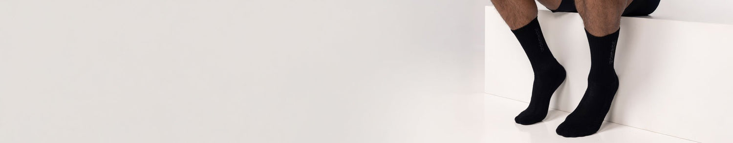 man draagt zwarte sportsokken