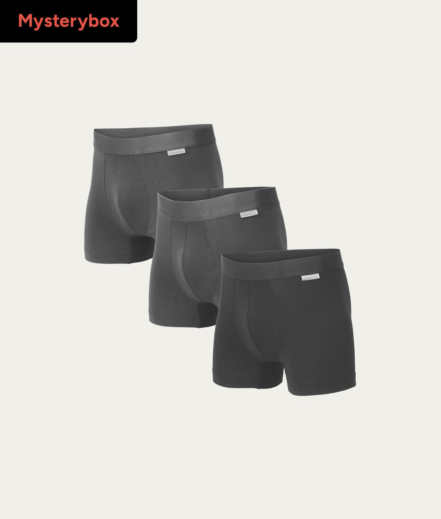 Drie zwarte heren boxershorts naast elkaar op een lichte achtergrond