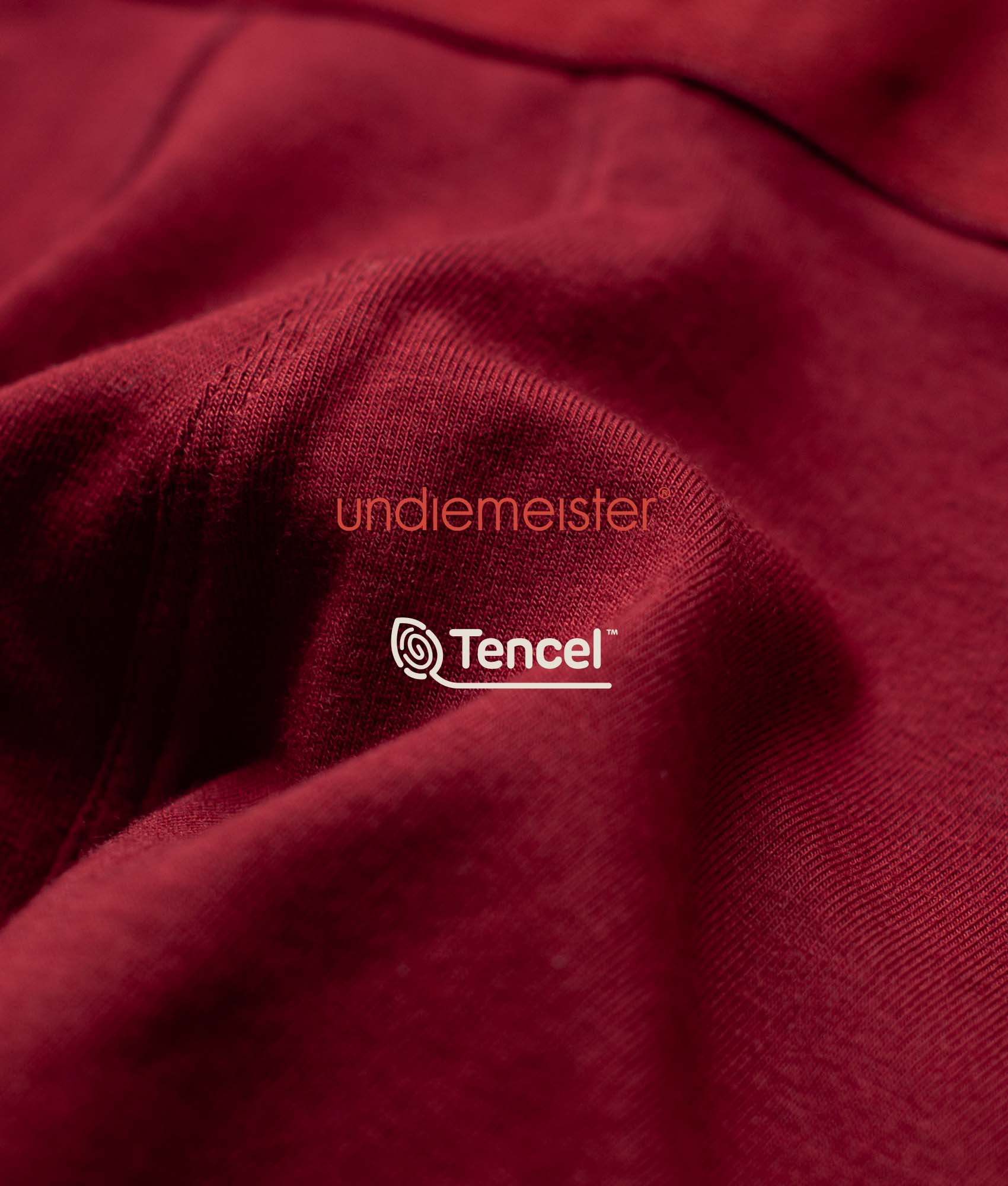 Close-up van rode boxershort gemaakt van TENCEL. Op de boxershort is het logo van Undiemeister en TENCEL te zien