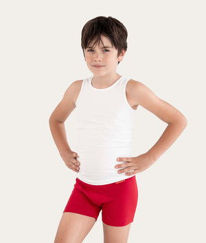 Jongen met rode boxershort en witte tanktop aan