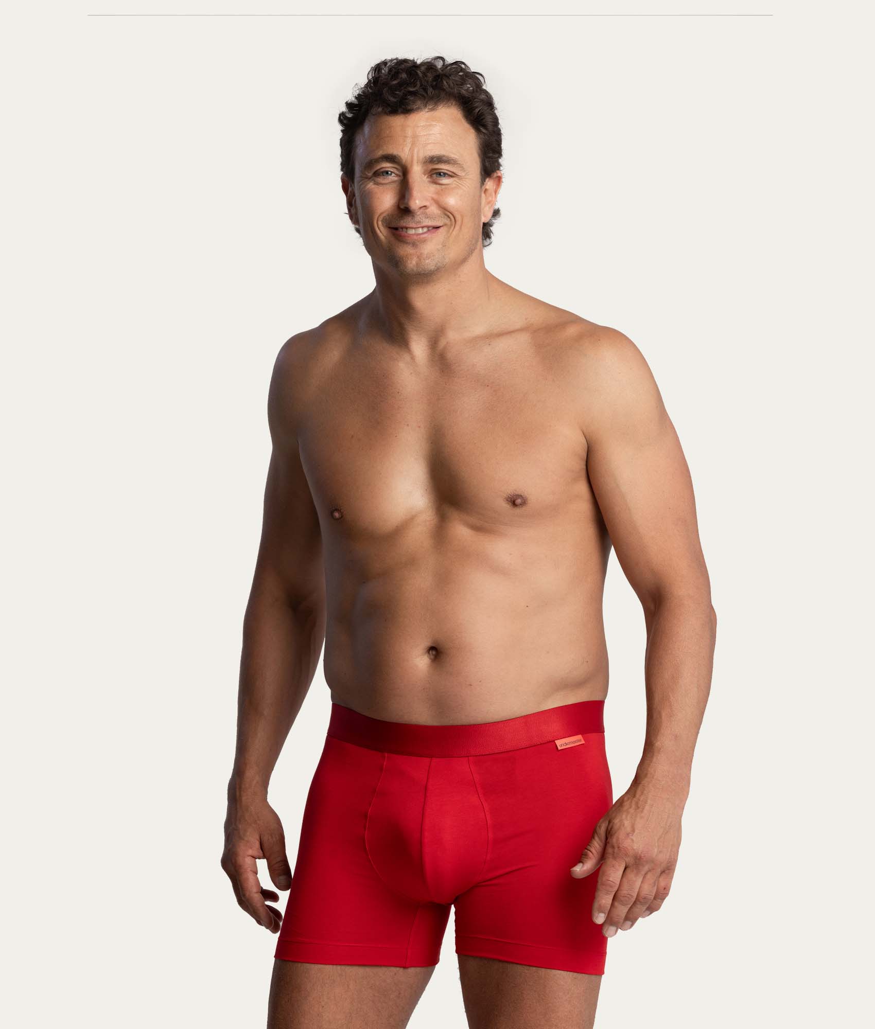 Man met rode boxershort met rood Undiemeister logo op de tailleband